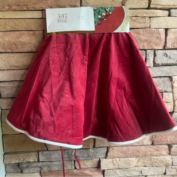 34th & Pine red white trim Christmas tree skirt NWT - Picture 1 of 10